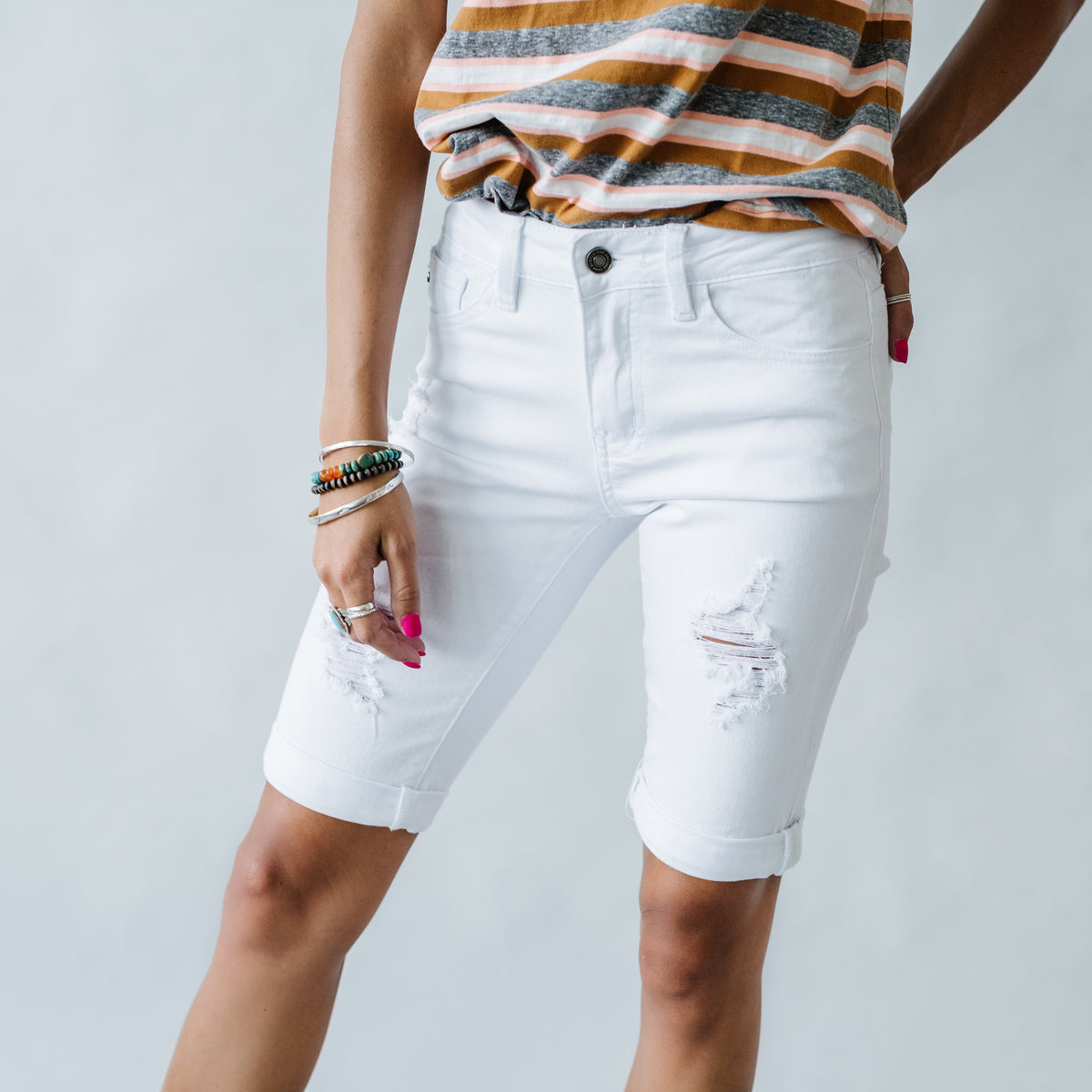 HASHTAG Shorts – White Not Alone Bermuda Kancan DNA in Distressed